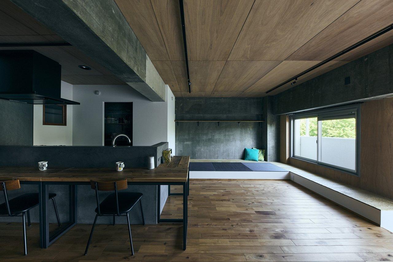 ダイニングの壁際にある小上がりは、ご主人も奥様もお気に入りの場所だそうで「いつも娘とおもちゃや絵本を広げて遊んでいます」と奥様。