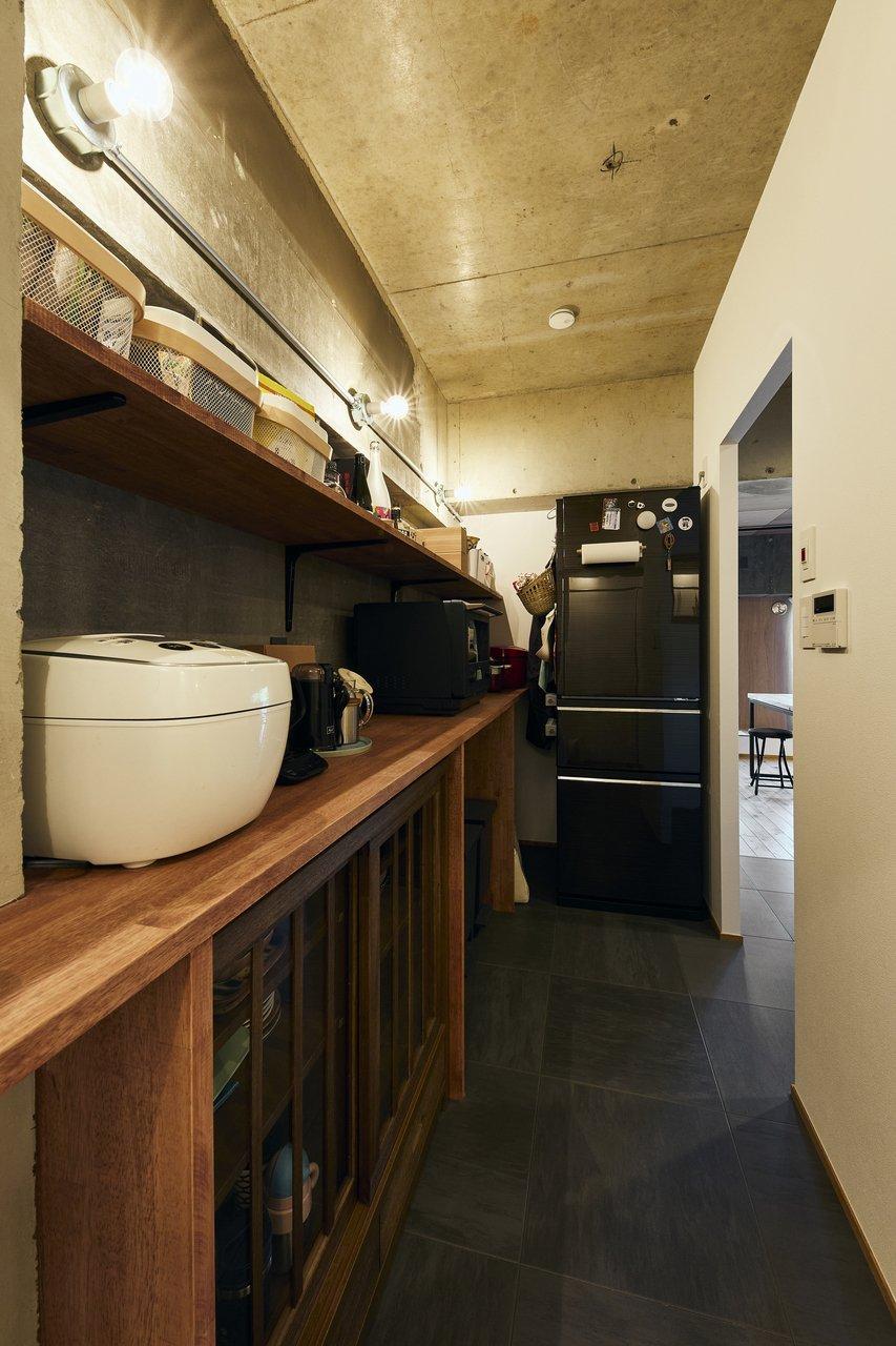 キッチンやランドリールームとつながるパントリー。