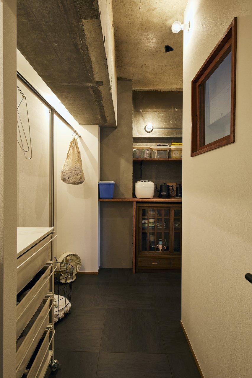 パントリーへつながるランドリールーム。