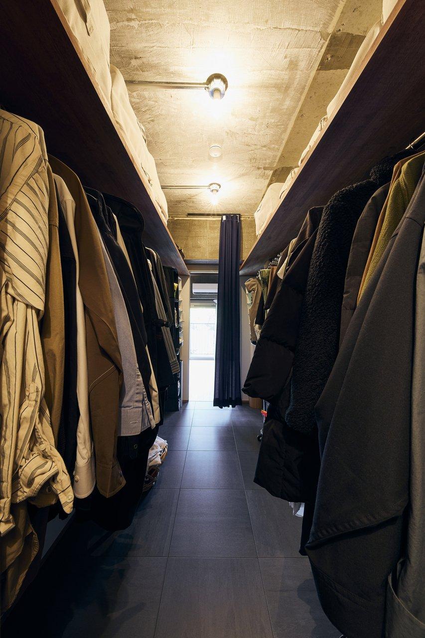 洗面室からリビングへ通り抜けできるウォークスルークローゼット。