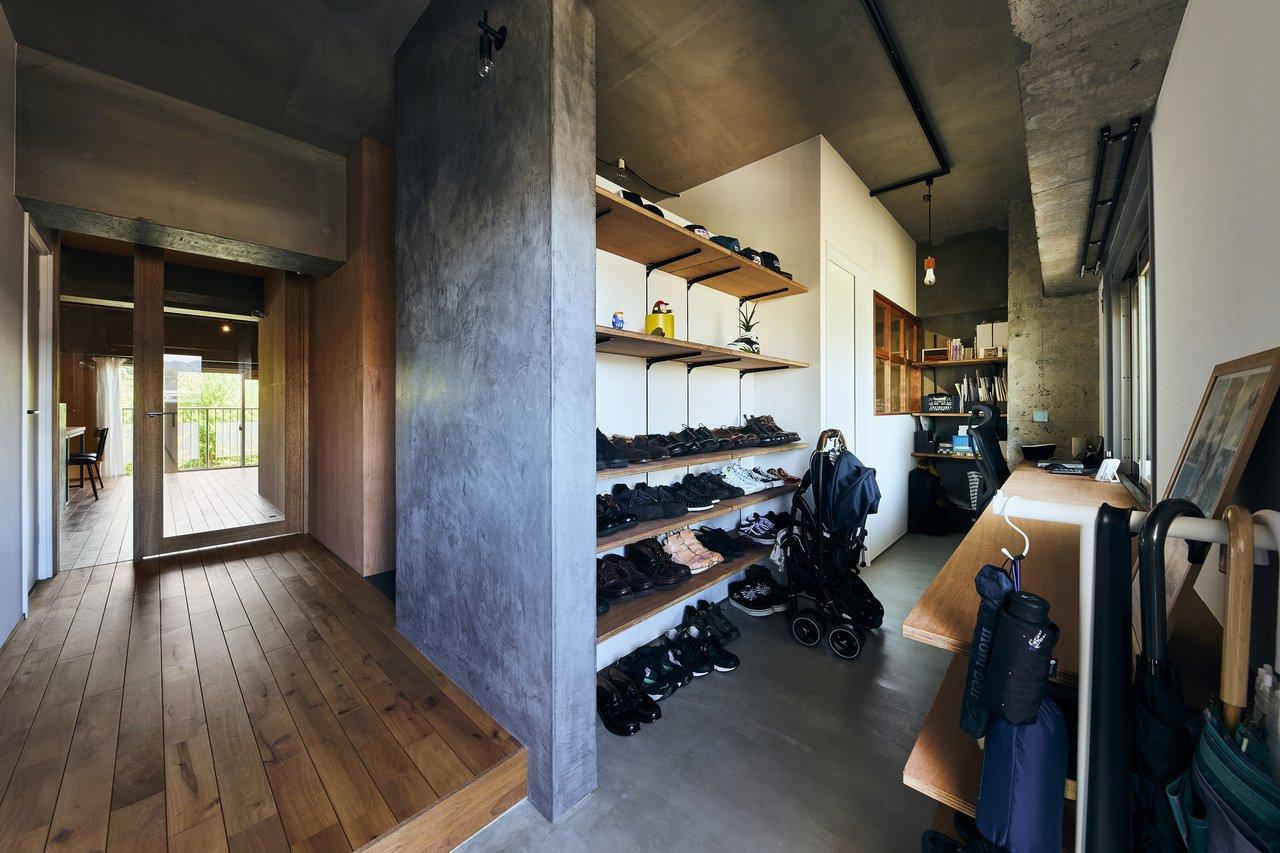 玄関を入って右には広々使える土間スペース。