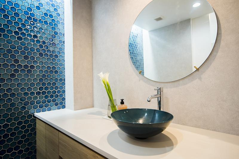 ホテルライクな洗面化粧台。タイルや丸いミラーなど、ラグジュアリーな空間です。浴室中もきれいなタイルを見ながらほっと一息つける瞬間。
ボウル横にもスペースがあるので、メイクやヘアセットにも便利です。