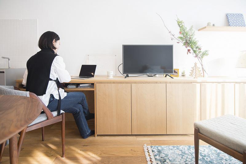 リビングの壁面には造り付けの棚を備え付けており、テレビを置いておしゃれなインテリアスペースとして活用されています。