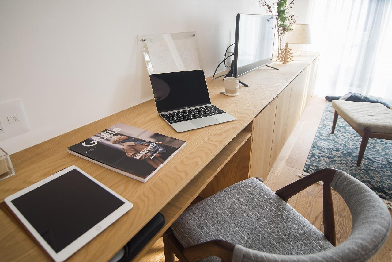 造り付けの棚はワークスペースに。ショールームに行き、施主様の身長と椅子に合わせてベストなサイズをオーダーされたそうです。