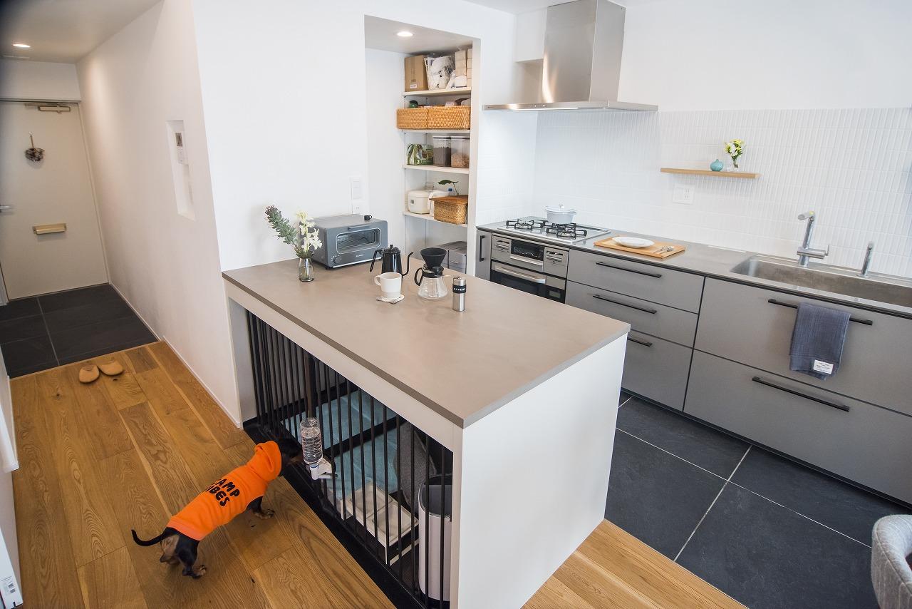 キッチンはスタイリッシュに加え質感があり機能的。インテリアの一部のようでお部屋の雰囲気に溶け込みます。