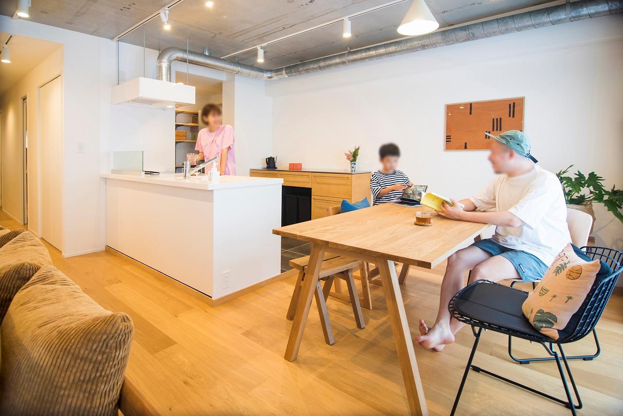 ご家族が集う開放感とやすらぎ溢れる居住空間。
明日への活力を養うことができる心地の良いリビングダイニングは、ご家族の団らんも大切にできる空間です。