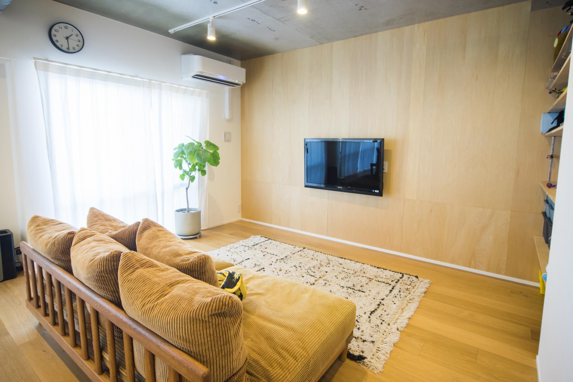 「長く住むことを考えて、ベースカラーをホワイト、グレー、木（ウッド）の三色で抑え、どんな小物を置いても合うようなシンプルな内装にしました」と施主様は言います。
シンプルな内装は、絵画やクッションなどの小物で雰囲気が変えられるので、流行や趣味の変化にも柔軟に対応できます。