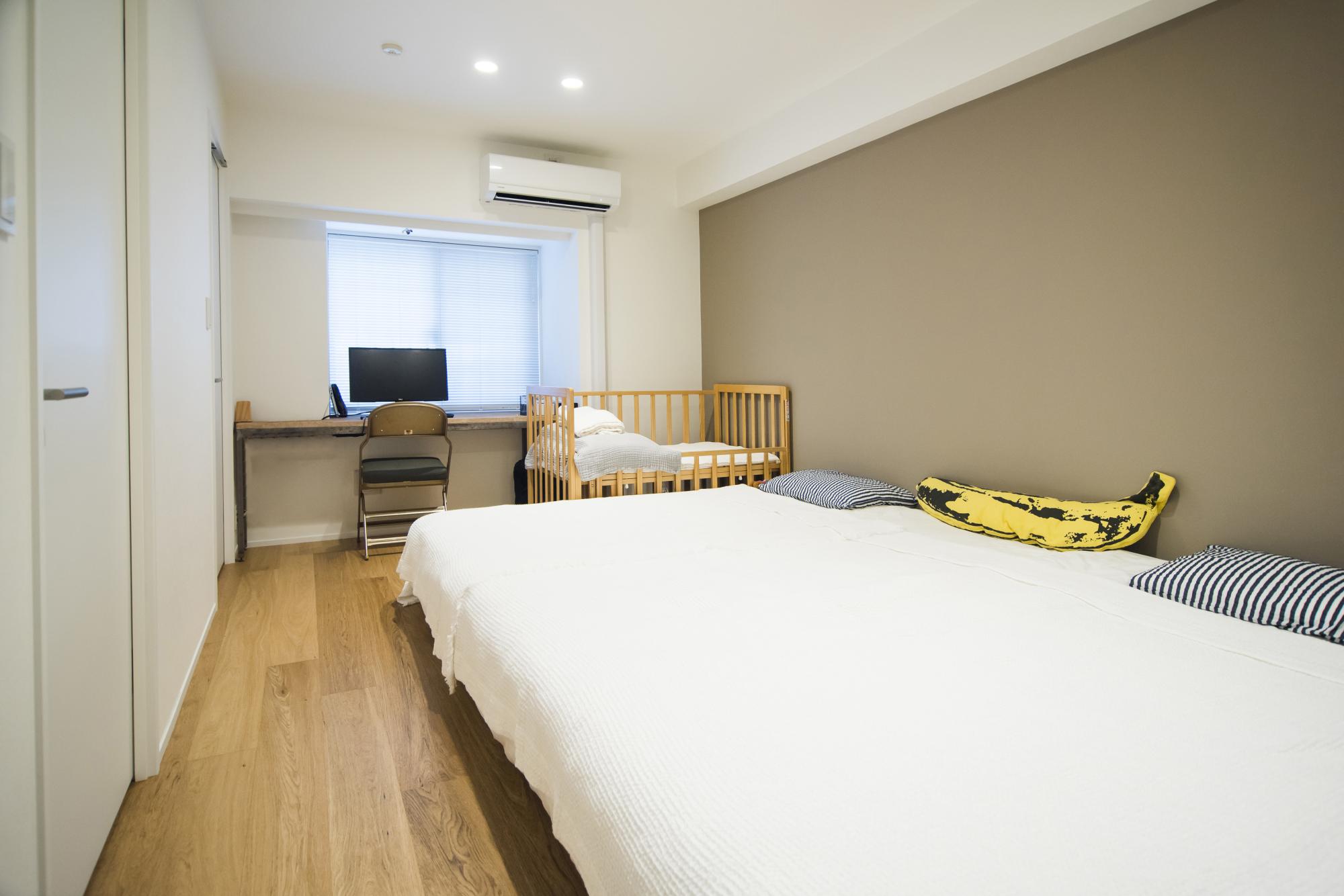 寝室は、出入りできる扉を2つ取り付けてあり、将来的には仕切って子ども部屋として2部屋確保できるよう設計しています。