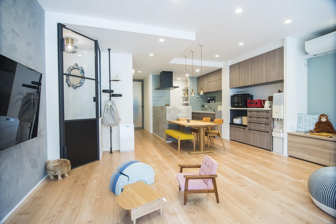 キッチンとリビングダイニングを遮断するものがなく開放的なので、料理や子どもの離乳食作りをしている間も、お子様と一緒にいる時間に感じられるリビングダイニングキッチンです。