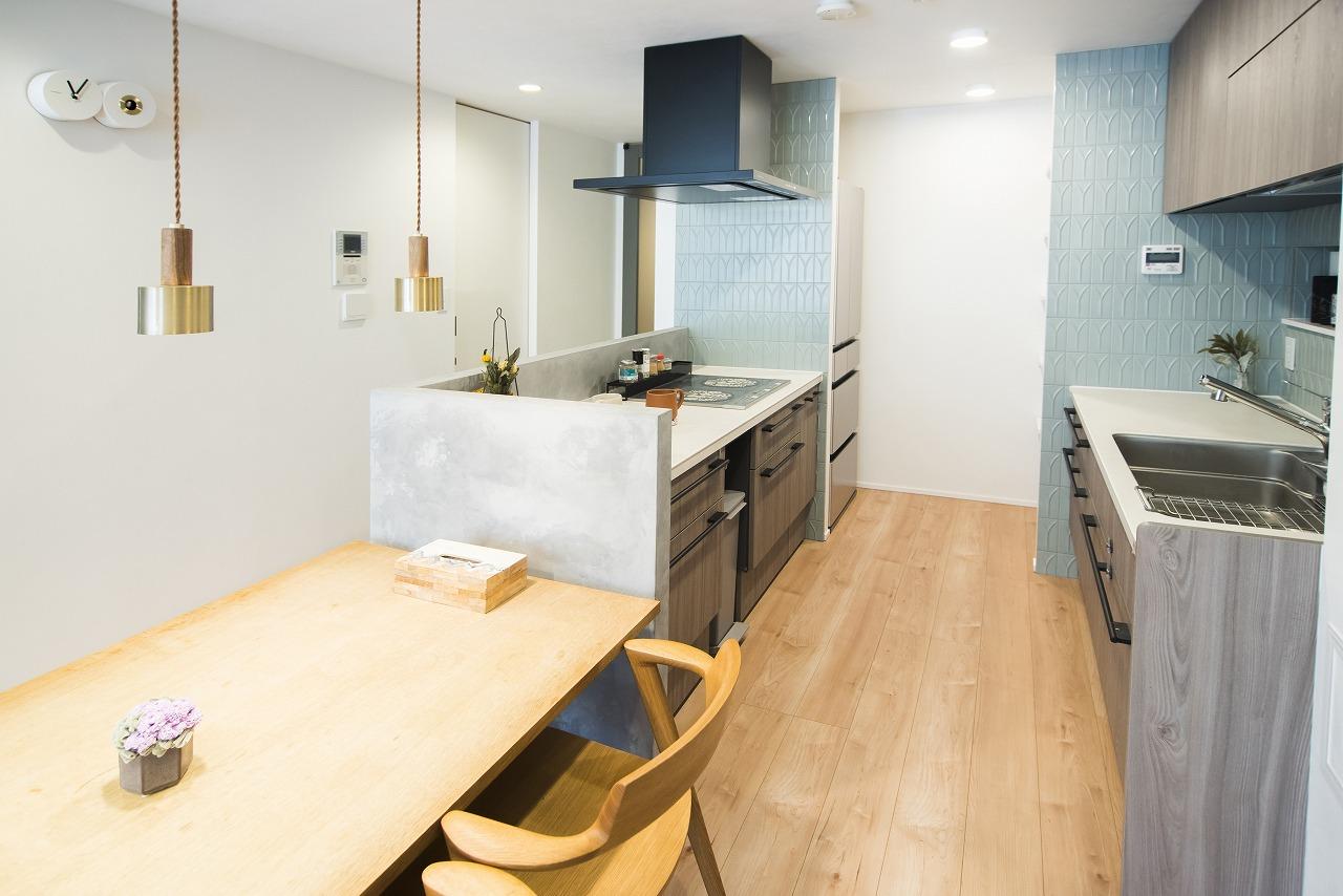 キッチンの腰壁は、施主様が塗装をされました。ご自身で施工を手掛けることで、いい思い出作りとして愛着も沸いたそうです。