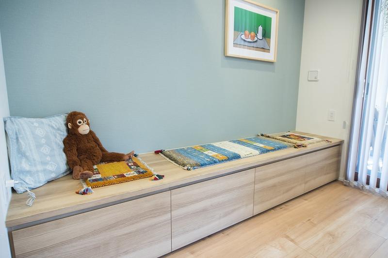 リビングダイニングの造作ベンチは、こだわった場所の1つだといいます。リフォーム前はリビングにソファが置いてありましたが、掃除をするのに移動させたり、布製で縁にホコリが付いたりするとのことでソファを撤去。下部は全て収納スペースにし、お子様のおもちゃや絵本、ぬいぐるみなどを収納しているそうです。