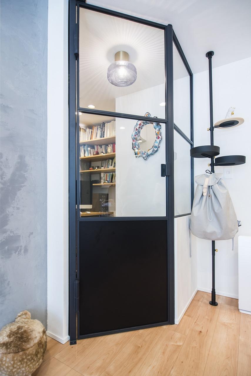 パソコンモニターを置いてもゆとりのあるデスクカウンターと本棚を造作した書斎です。
いずれはお子様の勉強部屋としても使う予定だそうです。