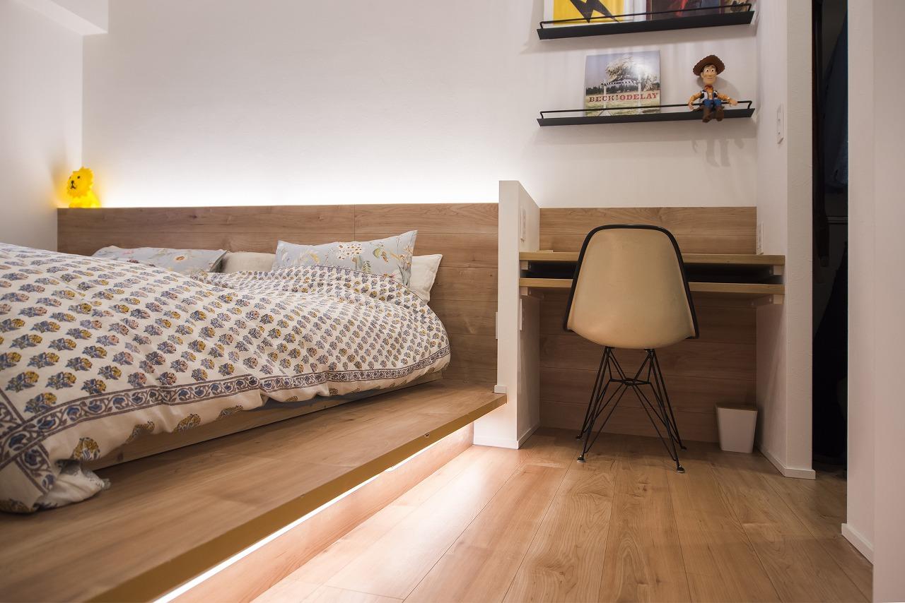 ご夫婦で在宅ワークをされる施主様。「それぞれの声が聞こえない環境が必要」とのことで、書斎とは別で寝室にもテレワークを造作しています。