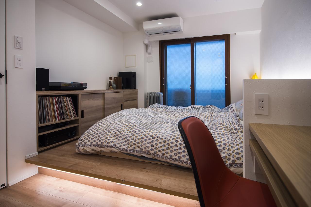 寝室は「いつか泊まった旅館のような心地よい空間」。小上がりを活かした照明やプロジェクションを楽しむことをコンセプトに、某高級ホテルのようなくつろぎの空間に。一番お気に入りの場所になったそうです。