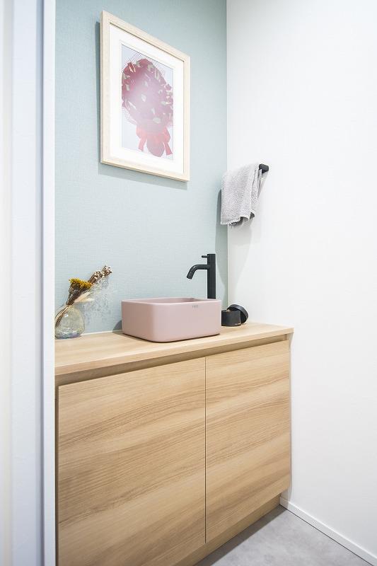 淡いグリーンのアクセントクロスとピンクの手洗い器が印象的なトイレです。
お子様がトイレを使うようになった時、暗く嫌な場所だと思われてしまわないよう可愛く明るい空間にされそうです。