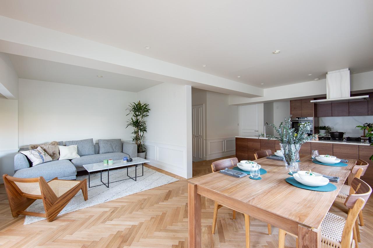 床全体にヘリンボーンを施しました。廊下や寝室まで継ぎ目のない一体感のあるフローリングが、空間により一層一体感をもたらします。