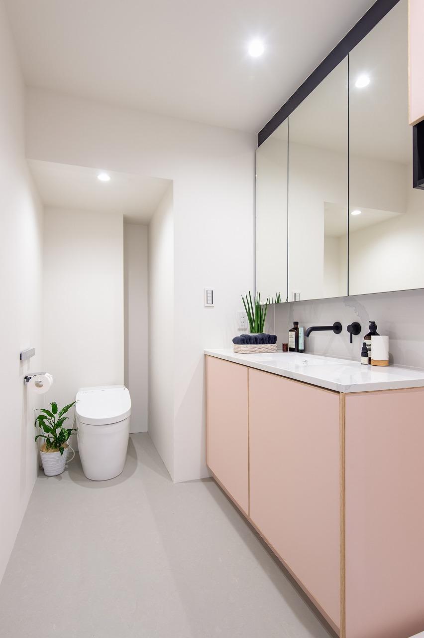 細かいところにまでこだわりとこらした洗面室トイレスペース。
スタイリッシュなタンクレストイレを設置しました。