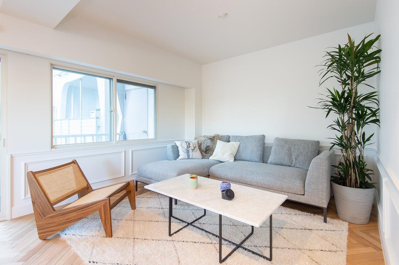 大きめのソファを置いてもゆとりのあるスペース。海外風の壁面がより一層上質な空間を演出します。