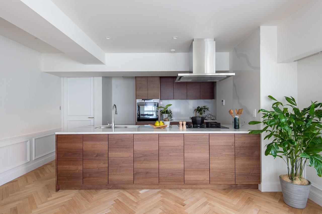 収納も多くデザイン性も高いので、ハウススタジオの撮影の際にも活躍してくれそうなキッチン。
美しい木目の面材はインテリアの一部のようでお部屋の雰囲気に溶け込みます。