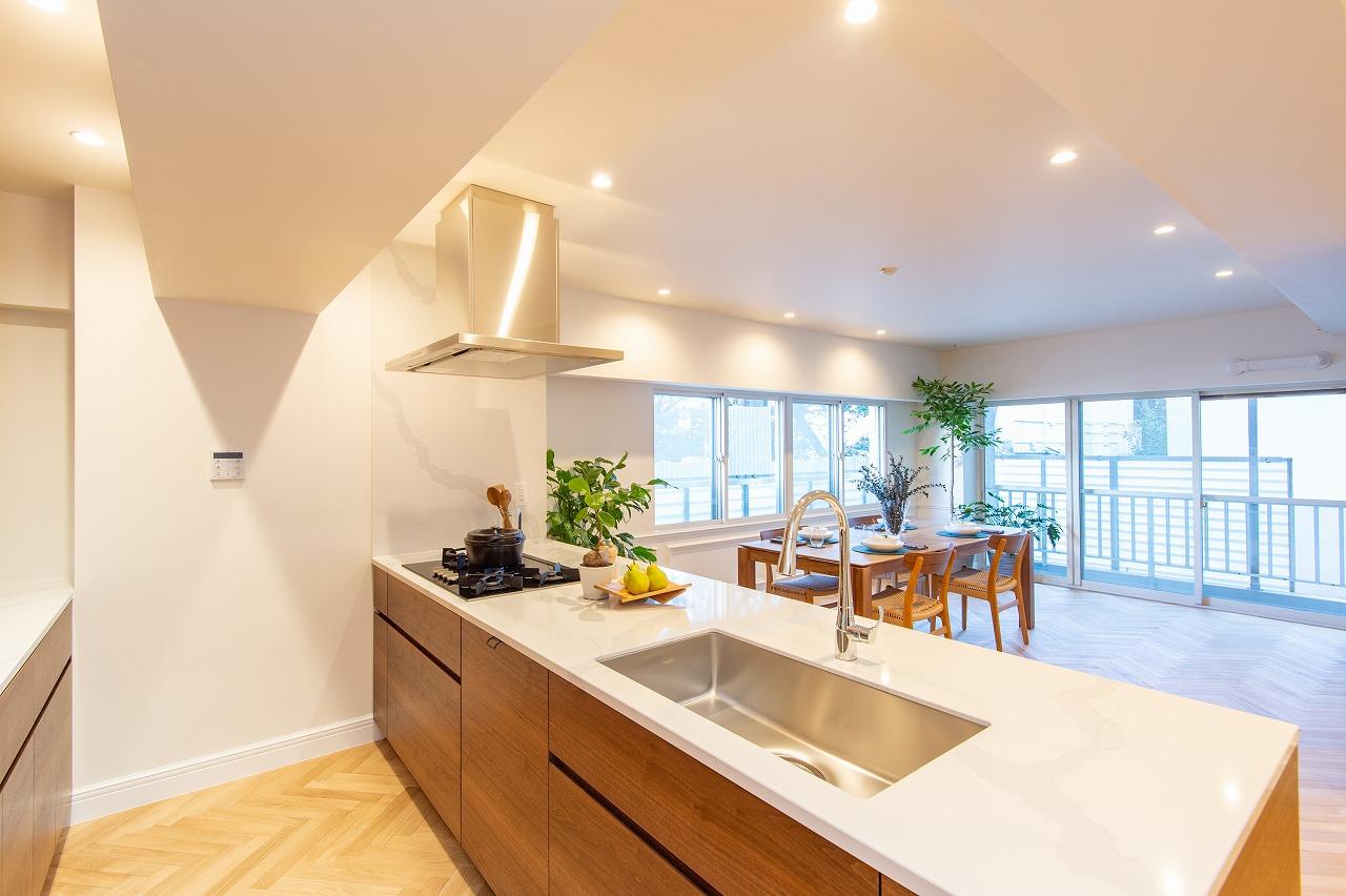 対面キッチンにしたことで、リビングダイニングにいる人と会話をしながら料理や洗い物ができ、疎外感なく過ごせるシステムキッチン。