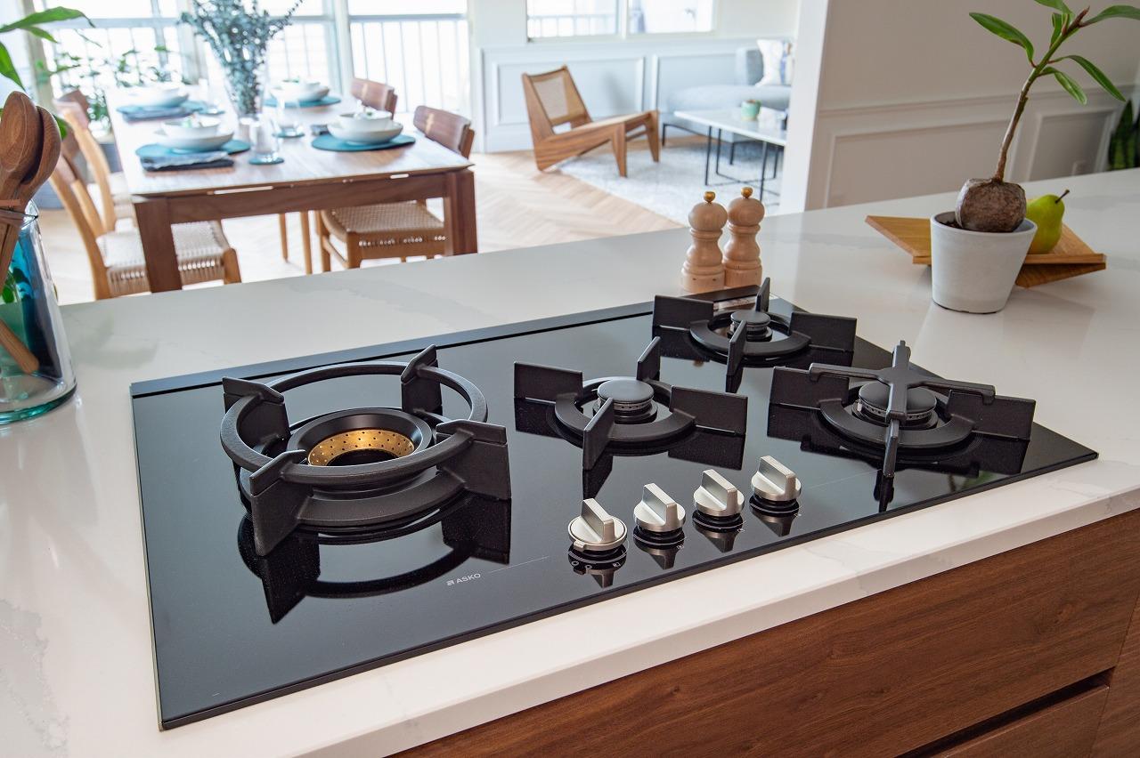 まるでレストランのオープンキッチンのようなグッドデザインのガスコンロを採用しました。