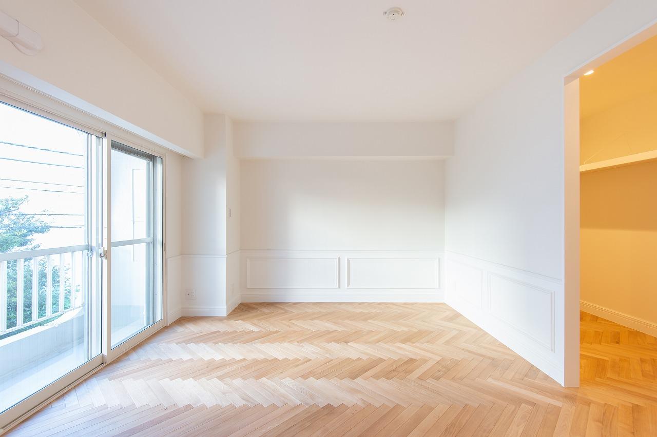 開放的な洋室には、大容量のウォークインクローゼットとワークスペースもあります。