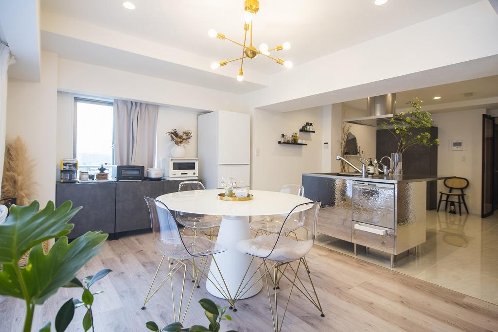 シームレスな空間ながら、キッチンとリビングは床材を変えてメリハリのある空間になりました。