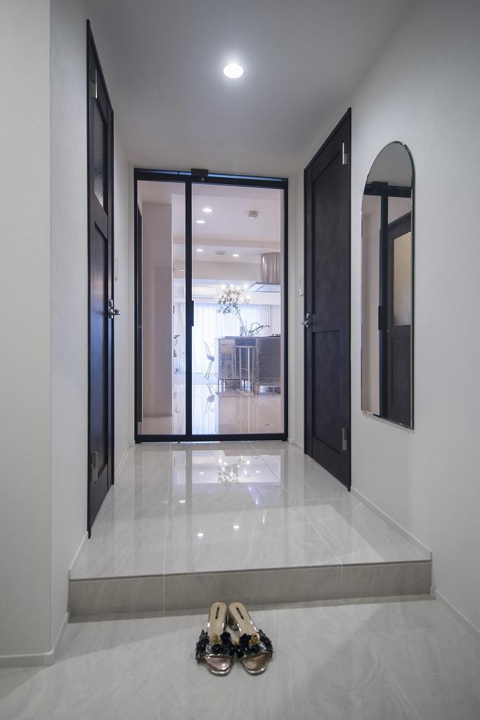 玄関はLDKから漏れる光が心地よさを演出する穏やかな空間です。