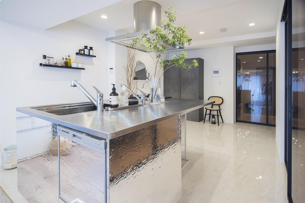 スタイリッシュで無骨なステンレス製のアイランドキッチンです。