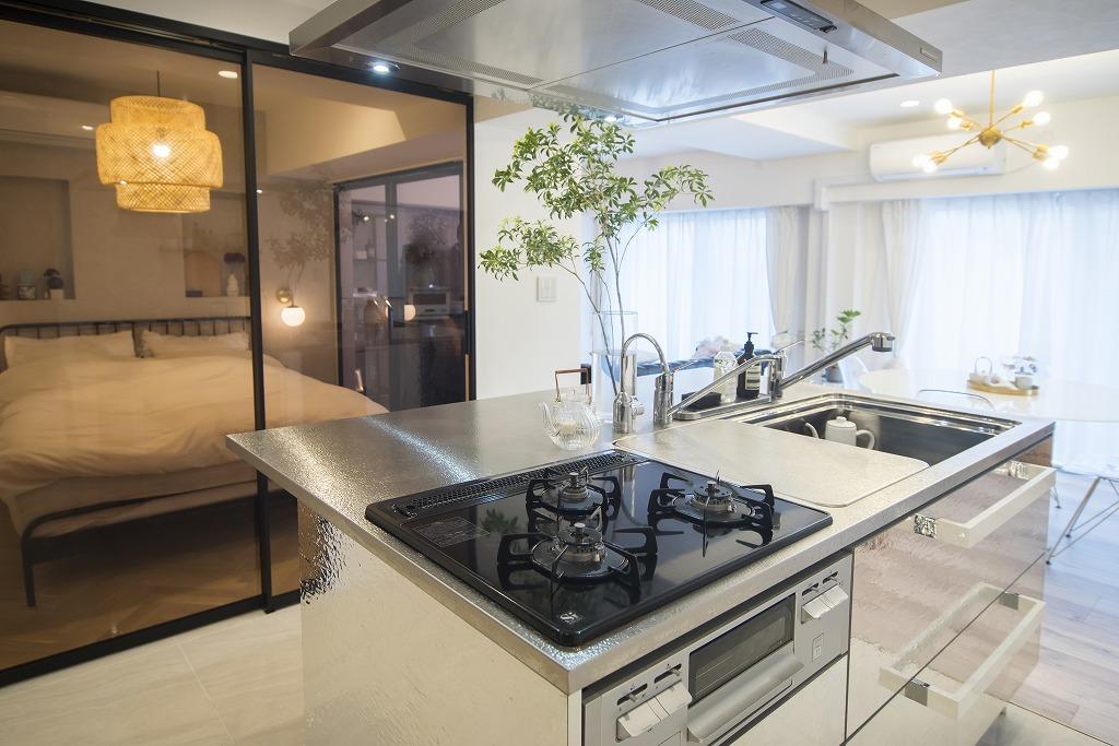 大容量の収納も兼ね備えた、デザイン性と機能性に重きを置いたシステムキッチンです。