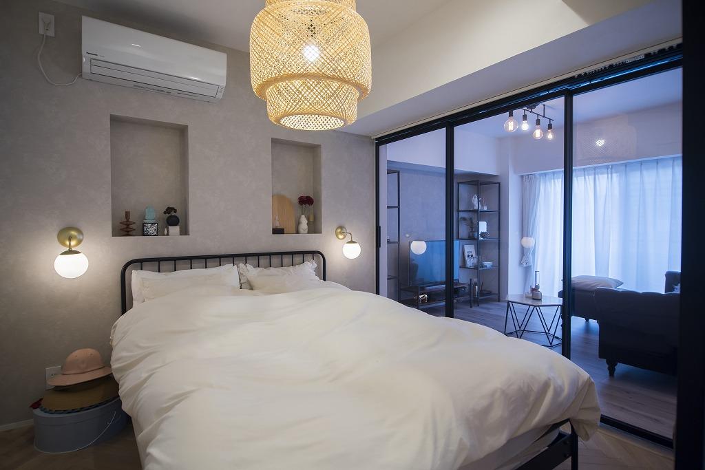 寝室の物置になるくぼみやベッドサイドランプなど、細部にまでこだわりを重ねたお部屋です。