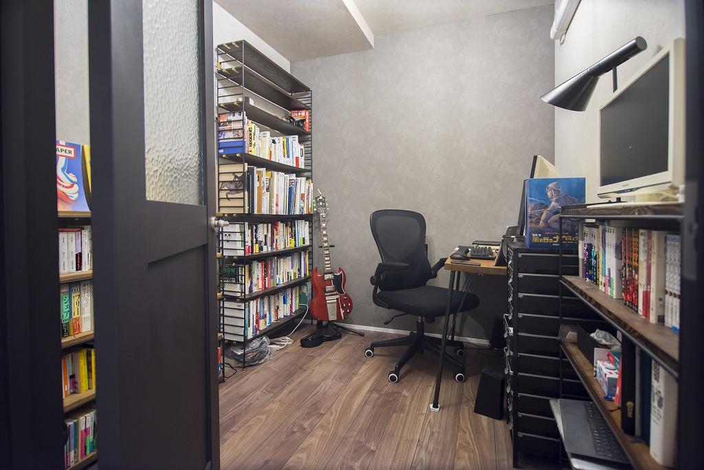 在宅勤務がメインになったことによって、使う頻度が増えた書斎はプライベートも満喫できる空間です。