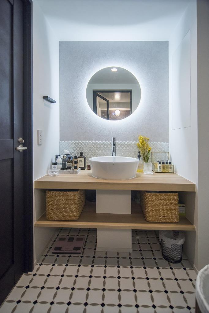 間接照明が上質な空間を醸し出す洗面化粧室です。