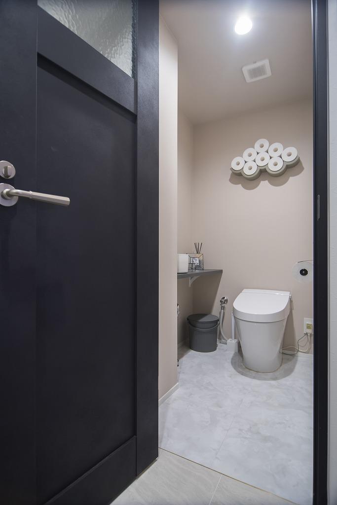 スタイリッシュなタンクレストイレを新規設置しました。心から安らげる空間です。