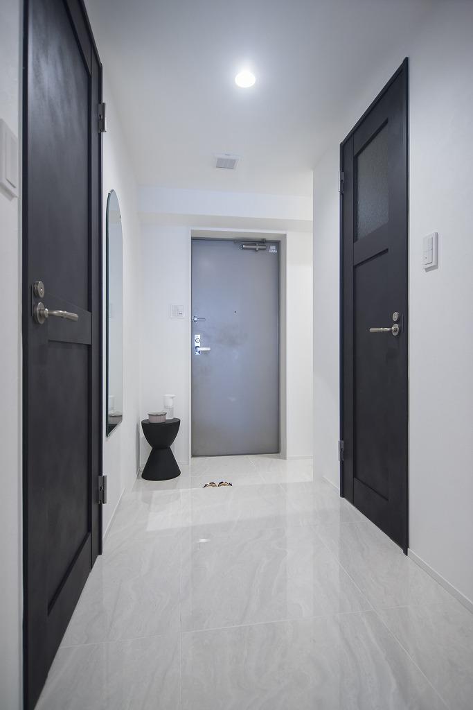 格調高くもあり爽やかな玄関。心地の良い安らぎに満ちた暮らしへ誘います。