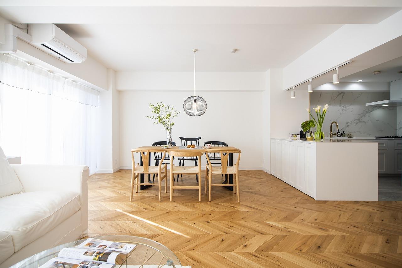 【リビングダイニング】
ヘリンボーンの上質なデザインと質感が洗練された居住空間を演出します。