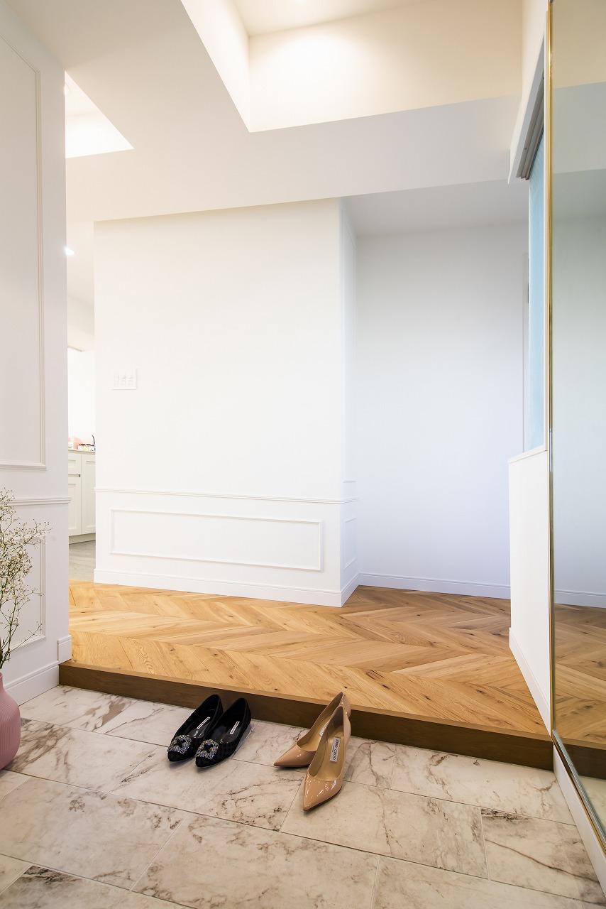 【玄関スペース】
自然光が入り明るい空間が、安らぎに満ちた居住空間へ誘います。