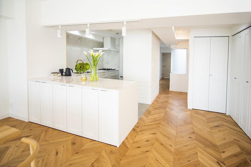 【キッチン】
お客様が来た時の目線を考慮してL字型にしたシステムキッチンです。