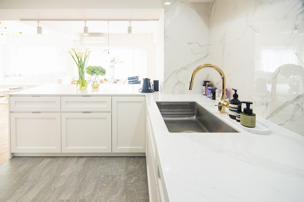 【キッチン】
キッチンの壁には、色調・大理石の石目・影・透明感・手触り・艶感・高級感まで細部にこだわったタイルを施しています。