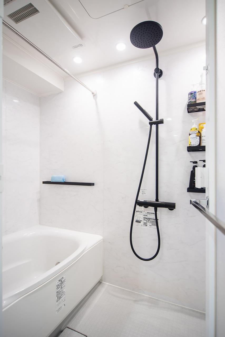 【バスルーム】
バスルームにはレインシャワーを採用しました。LIXIL製スパージュのシャワーヘッドで癒しのバスタイムをお過ごしいただけます。