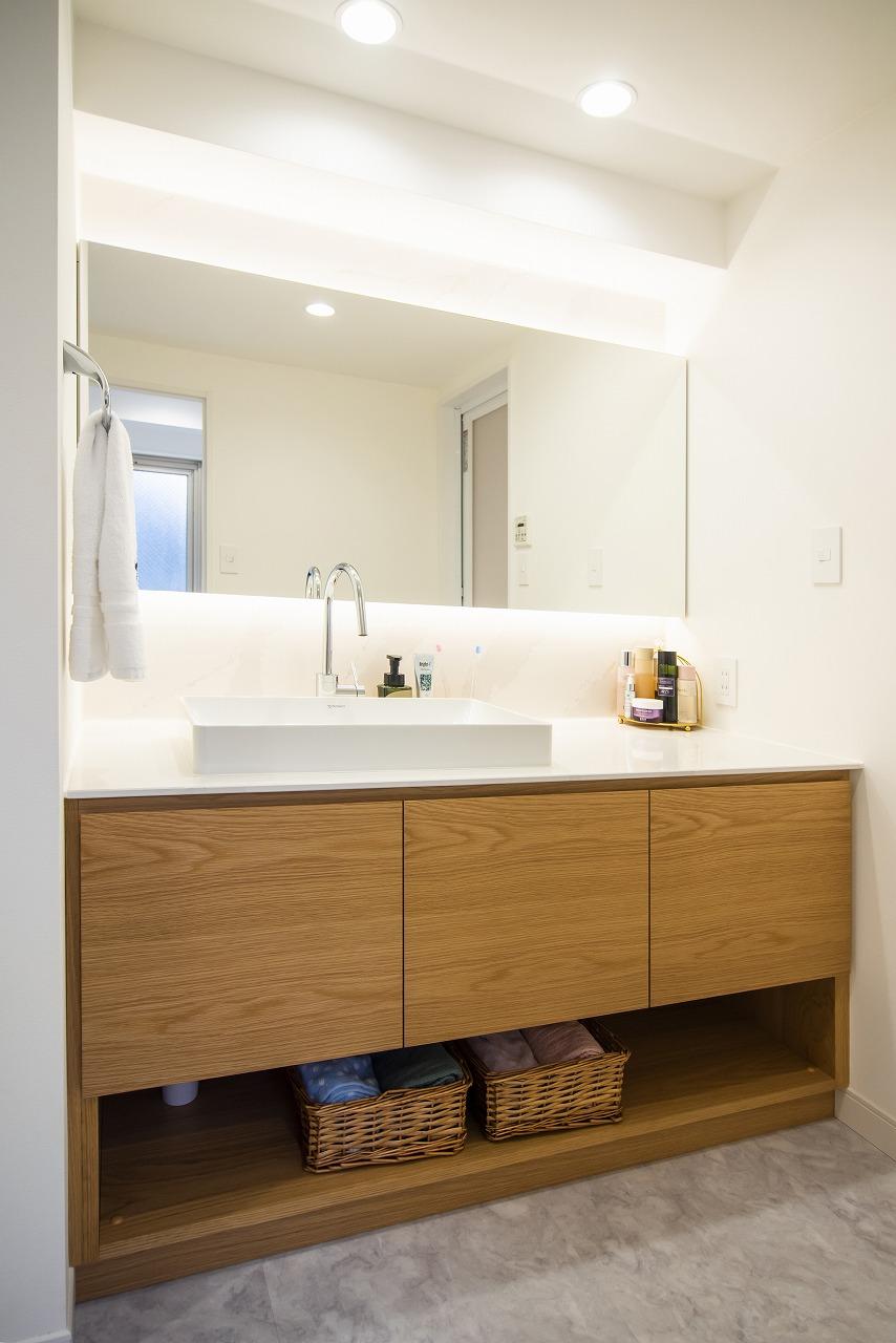 【洗面室】
施主様が以前宿泊したというリゾートホテルをイメージし、やわらかい雰囲気を演出するため鏡の上下に間接照明を設置しました。