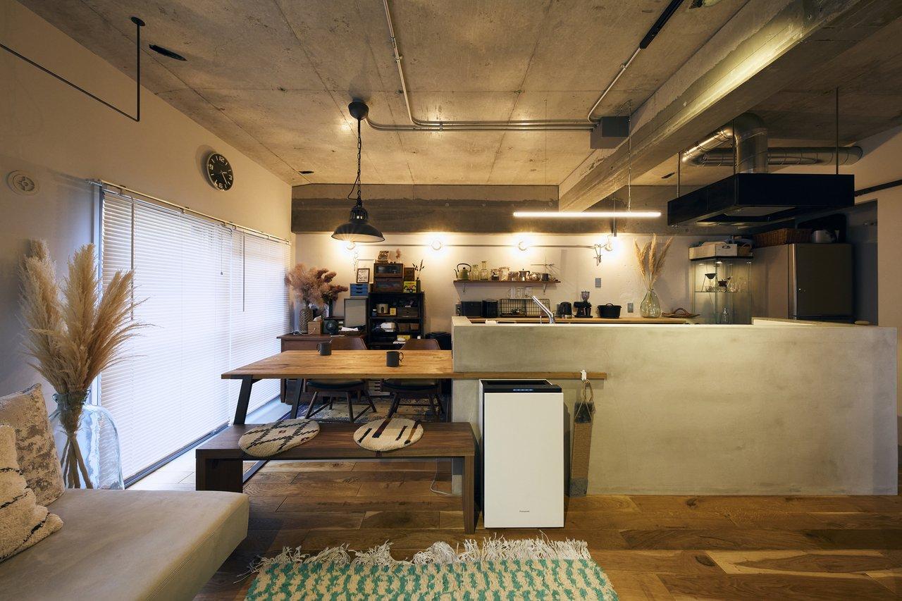 かっこよくハードな雰囲気の中に、木の温かみを感じるリビングダイニング。