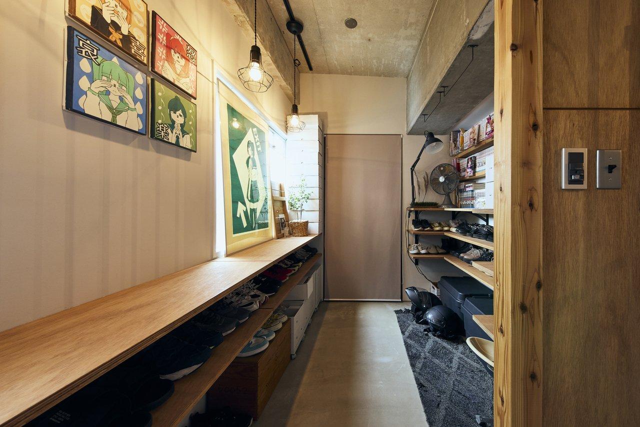 広いスペースを確保した玄関土間。ロールカーテンの奥にも収納スペースを設けています。