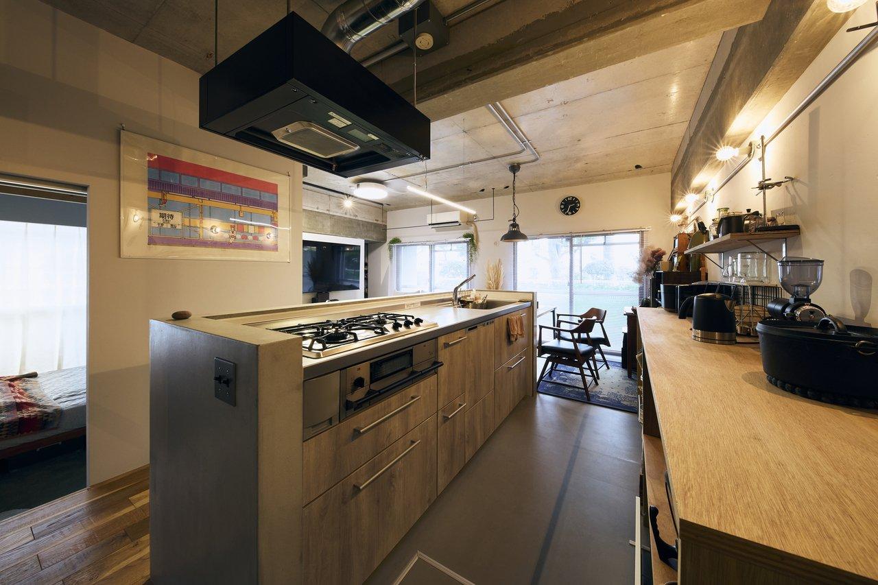 フロントオープンの食洗機と高火力のコンロを実装したキッチン。通路幅を広めに取っているのもこだわりポイントです。