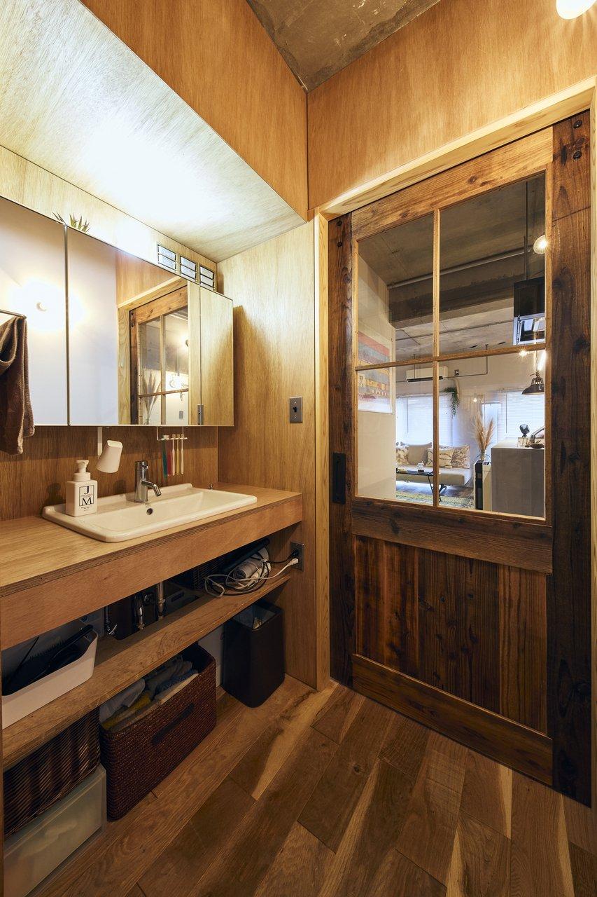 リビングを出て右側には洗面カウンターを造作しました。