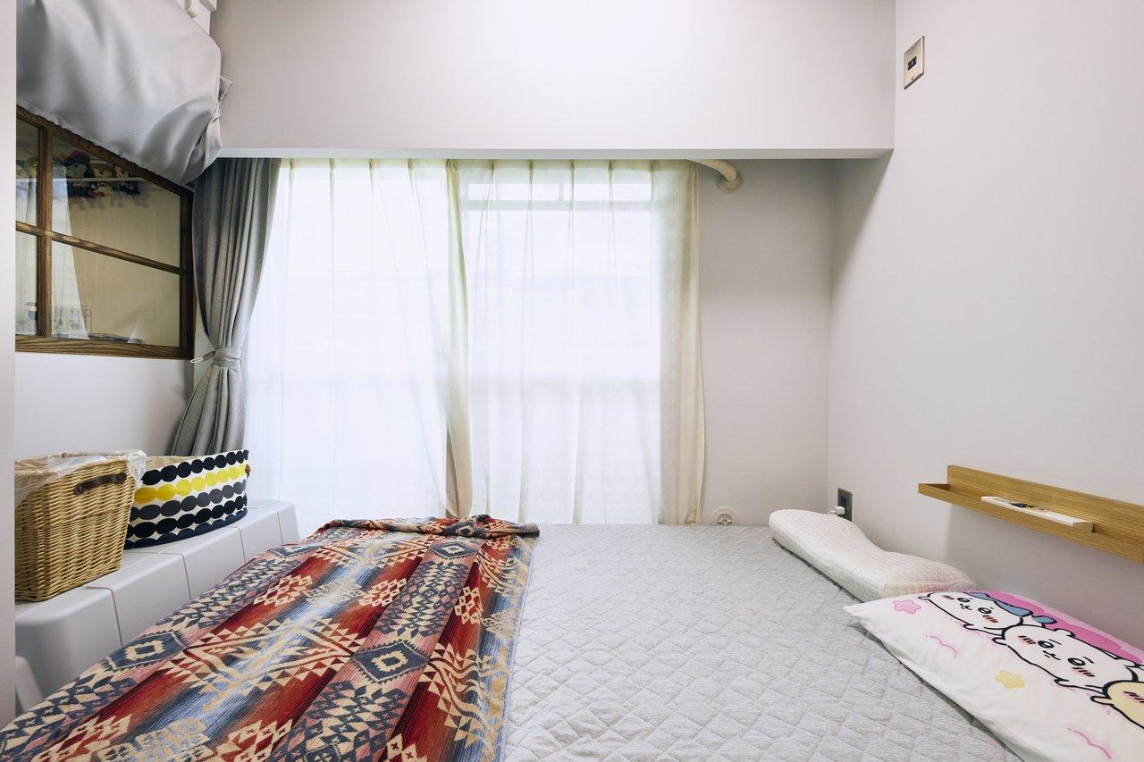 主寝室には、ご実家で処分予定だった木材とガラスを再利用した室内窓を取り付けました。