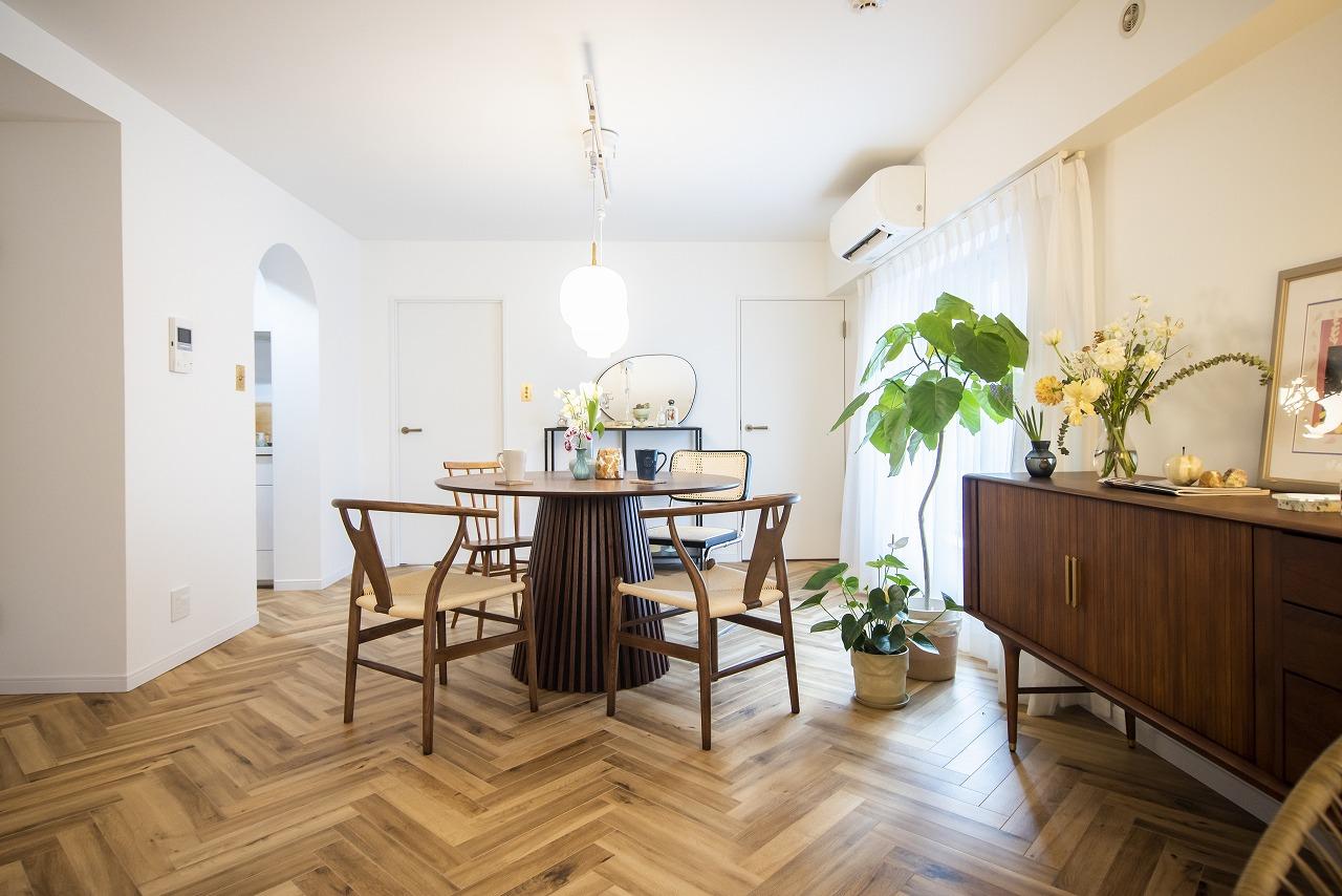 上質な時間を愉しめるダイニング空間です。以前のお住まいはダイニングテーブルとソファを置いた一つの空間で過ごされていたというご夫婦。今はダイニングで食事をして、リビングでくつろぐというように、用途によって空間が分けられて、食事や会話に集中できるのがお気に入りだそうです。