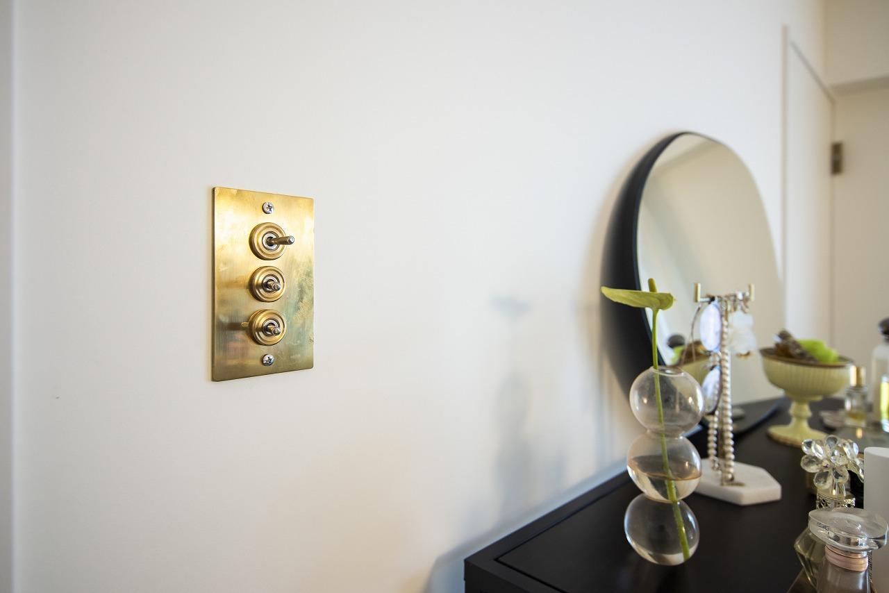 シンプルな中に真鍮のスイッチやブラケットがキラリと光り、お部屋のアクセントとなっています。時代に左右されず、将来にわたって価値が継続する「上質」な佇まいです。