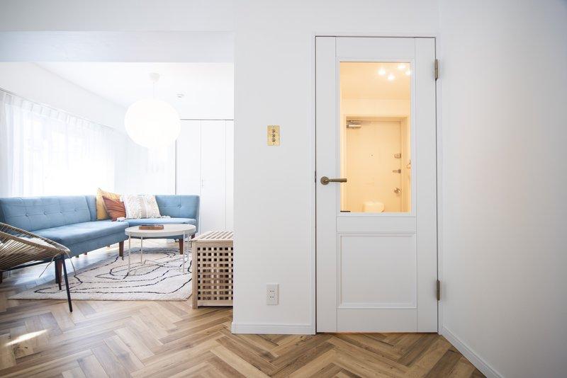 塗り壁のようなマットの質感の白いクロスが、モダンな雰囲気を醸し出します。素朴さと、どんなインテリアも受け止める柔軟性も魅力です。