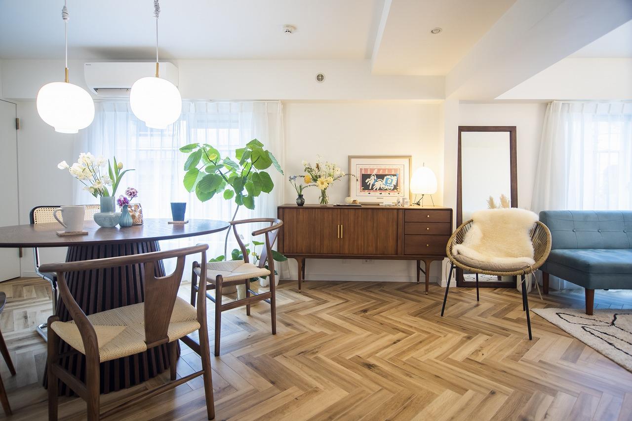 光と風が溢れる開放的なリビングダイニング。大きな窓から明るい自然光が降り注ぎ、彩り豊かな暮らしを演出します。